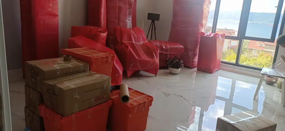 Sırma Nakliyat taşınma hazırlığında koruyucu ambalajla paketlenen mobilyalar ve eşyalar