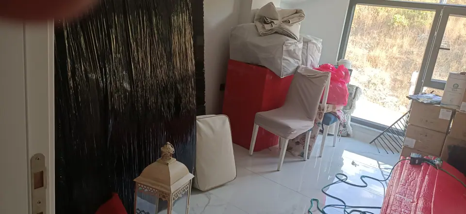 Sırma Nakliyat taşınma hazırlığında koruyucu ambalajla paketlenen mobilyalar ve eşyalar