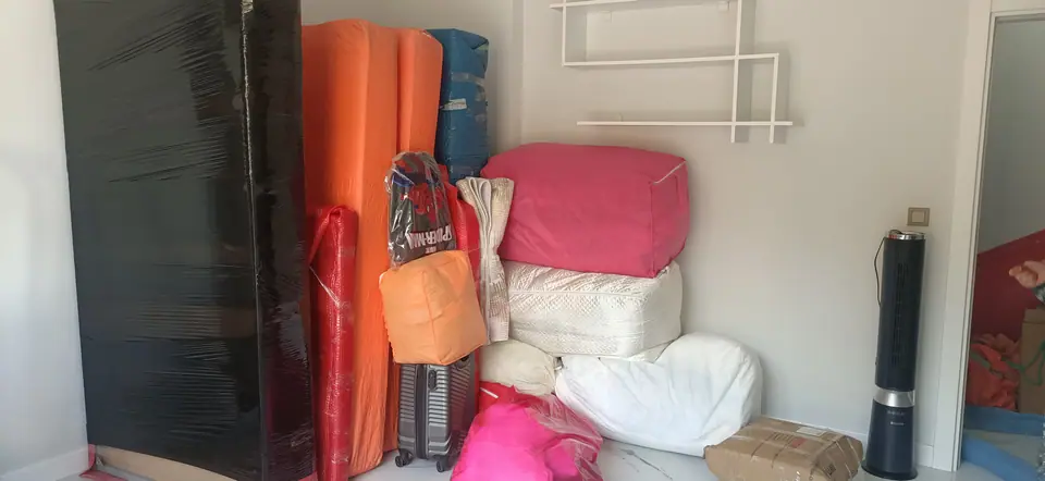 Sırma Nakliyat taşınma hazırlığında koruyucu ambalajla paketlenen mobilyalar ve eşyalar