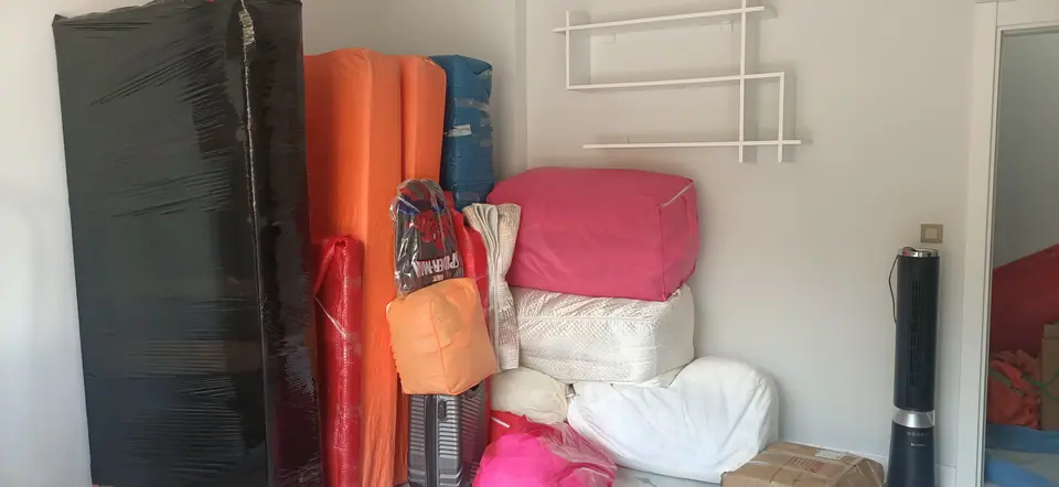 Sırma Nakliyat taşınma hazırlığında koruyucu ambalajla paketlenen mobilyalar ve eşyalar